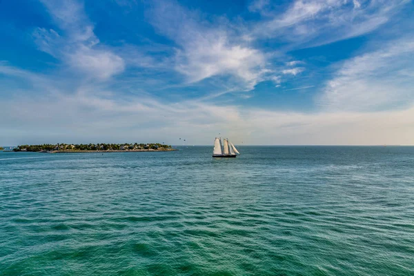 Schooner παρελθόν μικρό νησί — Φωτογραφία Αρχείου