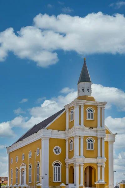 Κίτρινη και Λευκή Εκκλησία στο Κουρασάο — Φωτογραφία Αρχείου