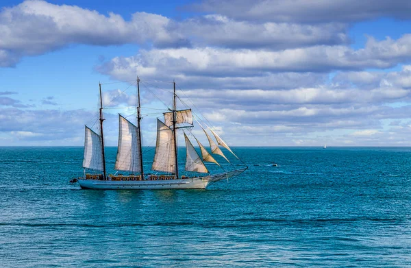 Tre mastade segelbåt på Aqua Sea — Stockfoto
