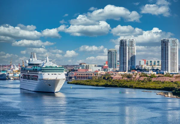 Kreuzfahrtschiff im Hafen von Tampa — Stockfoto