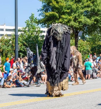 Geçit törenindeki canavarlar