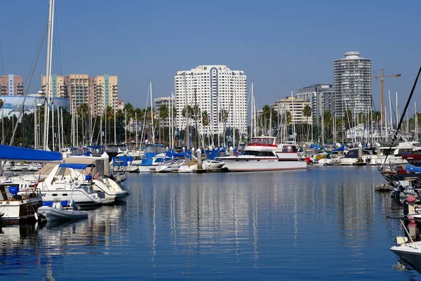 Marina com Long Beach no fundo — Fotografia de Stock