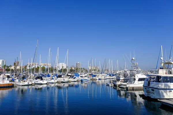 Yachts in Blue Harbor — Stock Photo, Image