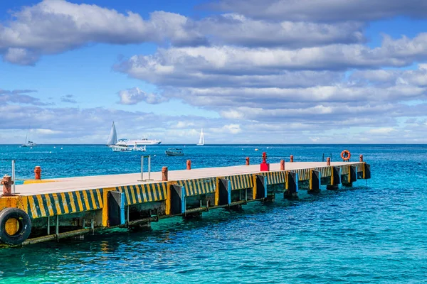 Betonpier mit Booten in der Ferne — Stockfoto