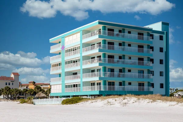 Blue Square Beach Condo Building — Stock Photo, Image