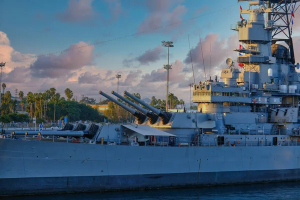 Wapens op het slagschip bij Dusk — Stockfoto