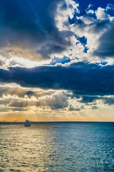 ストーミー・サンセットの帆船 — ストック写真