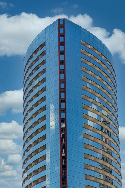 Torre de hotel curvada azul e vermelha — Fotografia de Stock