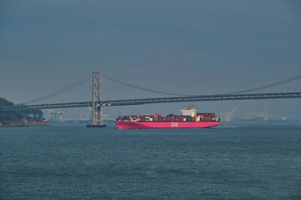 One Freighter bij Bay Bridge — Stockfoto