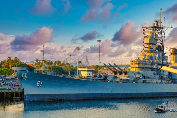 Barco da polícia e navio de guerra — Fotografia de Stock