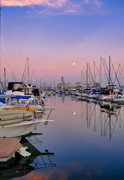 Månen över Marina — Stockfoto