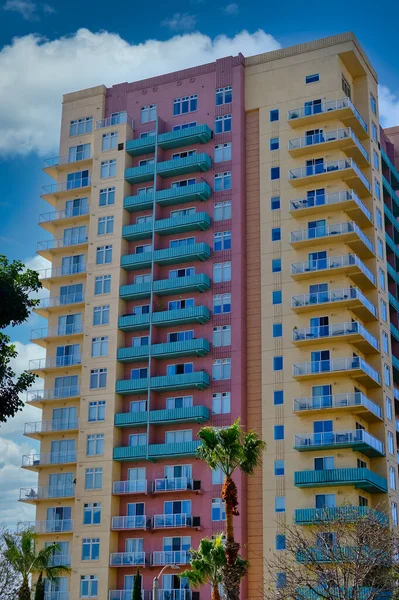 Torre de condominio roja y amarilla — Foto de Stock