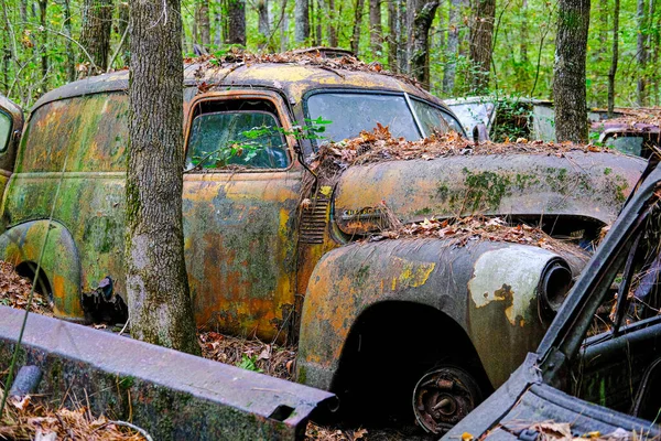 Old Rusty Panel Van στο δάσος — Φωτογραφία Αρχείου