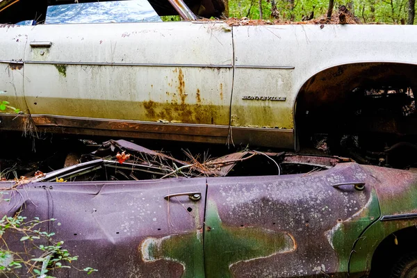 Κατεστραμμένα αυτοκίνητα στοιβαγμένα στο δάσος — Φωτογραφία Αρχείου