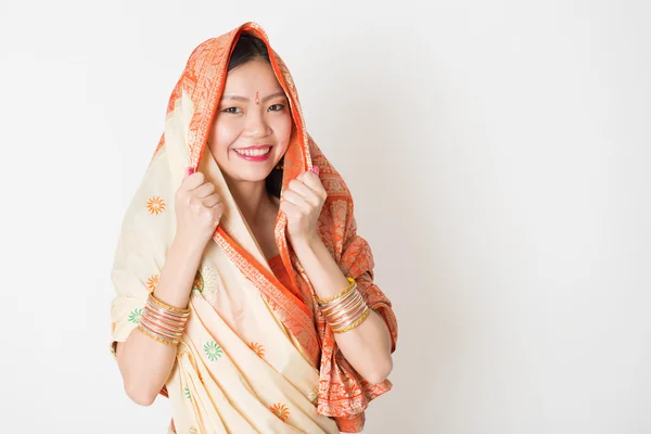 Giovane ragazza in abito sari indiano — Foto Stock