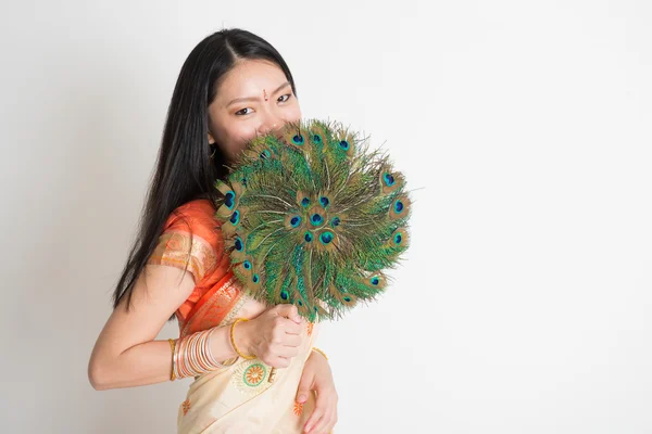 Mujer con abanico de plumas de pavo real en vestido de sari indio —  Fotos de Stock