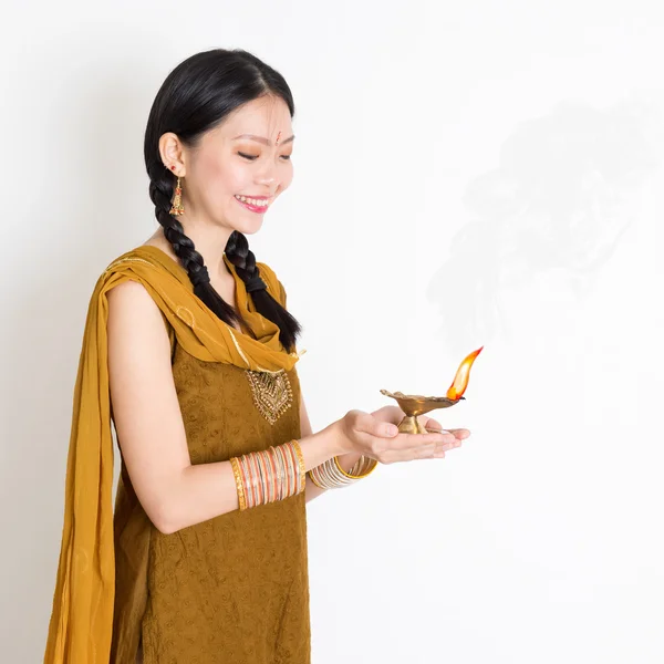 Женщина держит нефтяную лампу — стоковое фото