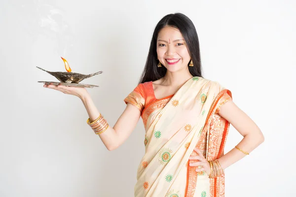 Chica con vestido de sari indio celebración de la lámpara de aceite diya — Foto de Stock