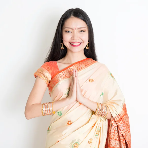 Donna con posa saluto indiano — Foto Stock