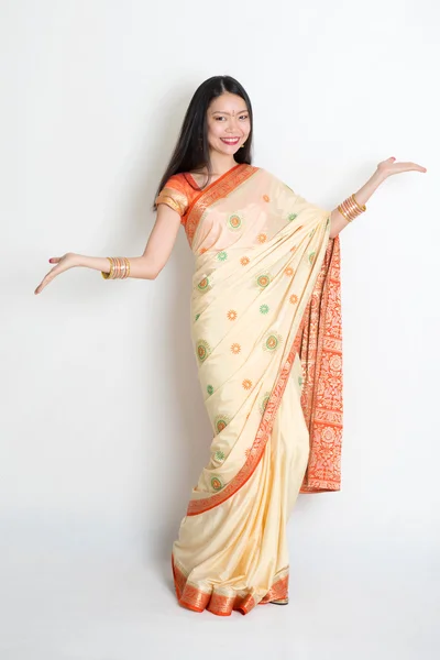 Young girl in Indian sari dress welcoming — Stok fotoğraf