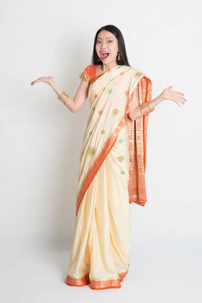 Femme choquée en robe de sari indienne — Photo