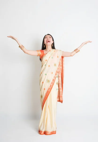 Frau im indischen Sari-Kleid mit erhobener Hand nach oben schauend — Stockfoto