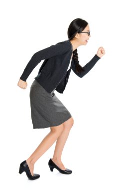 Fullbody genç Asyalı kız çalışan