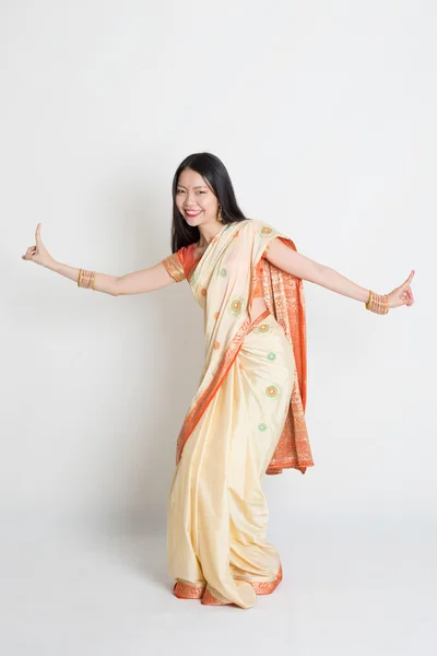 Mujer en vestido de sari indio bailando — Foto de Stock