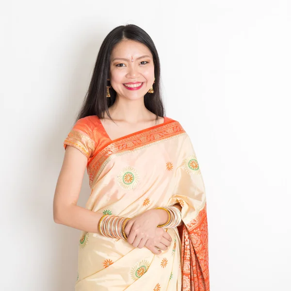 Jovem mulher em sari indiano — Fotografia de Stock