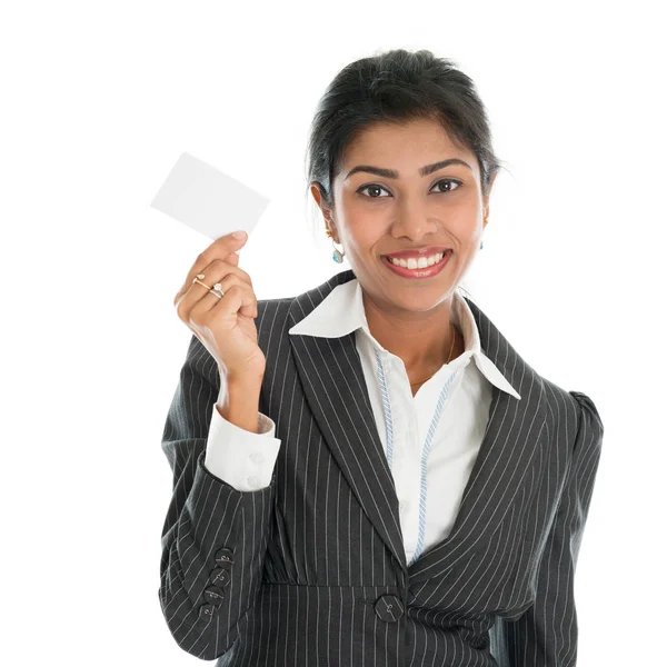 Mulher de negócios preta mostrando cartão de visita — Fotografia de Stock