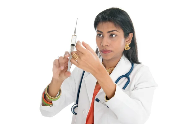 Indiai női orvos fecskendővel — Stock Fotó