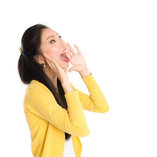 Giovane donna asiatica urlando — Foto Stock