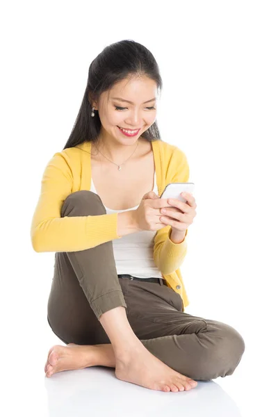 Jovem menina asiática usando smartphone — Fotografia de Stock