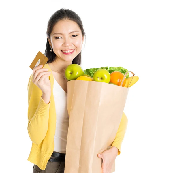 Grocery shopping woman and credit card — Stock Photo, Image
