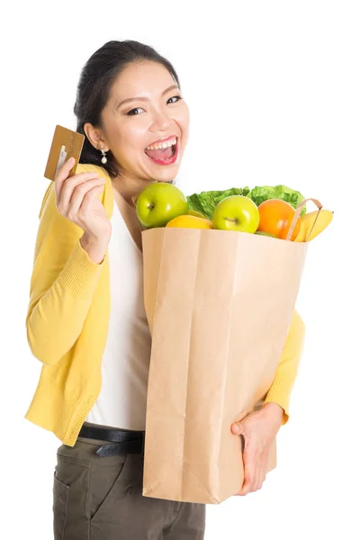 Grocery shopping female and credit card — Stock Photo, Image