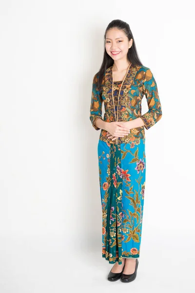 Sudeste Asiático mulher em vestido batik — Fotografia de Stock