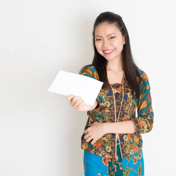Sudeste Asiático mão menina segurando cartão de papel branco — Fotografia de Stock