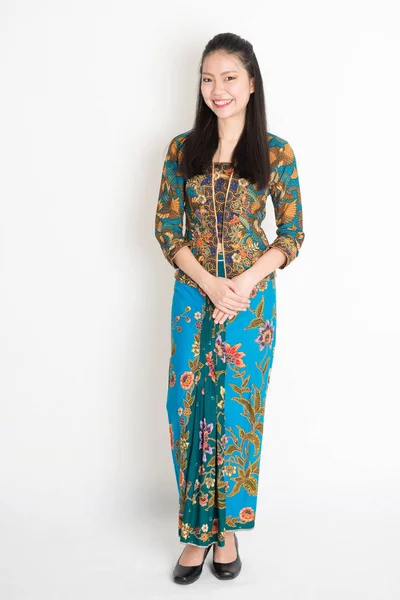 Sud-est asiatique fille en batik robe souriante — Photo