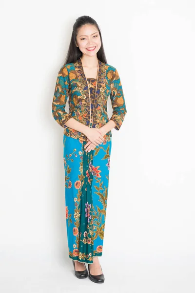 Wanita Asia Tenggara dengan gaun batik — Stok Foto