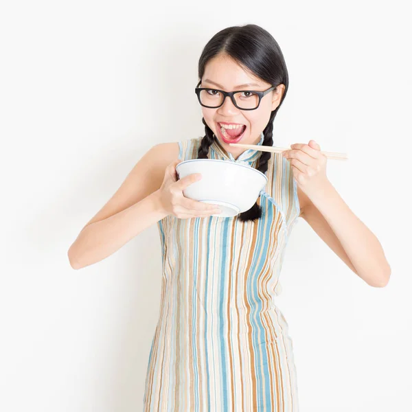 Oriental girl eating with chopsticks — Stock Photo, Image