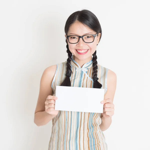 Mulher chinesa segurando cartão de papel branco em branco — Fotografia de Stock