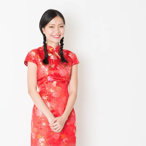 Oriental menina em vermelho qipao — Fotografia de Stock