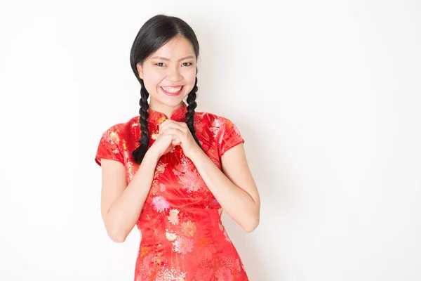 Oosterse meisje in de rode qipao groet — Stockfoto