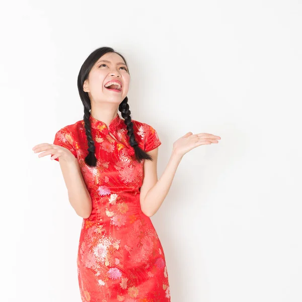 Surpreendido oriental menina em vermelho qipao — Fotografia de Stock