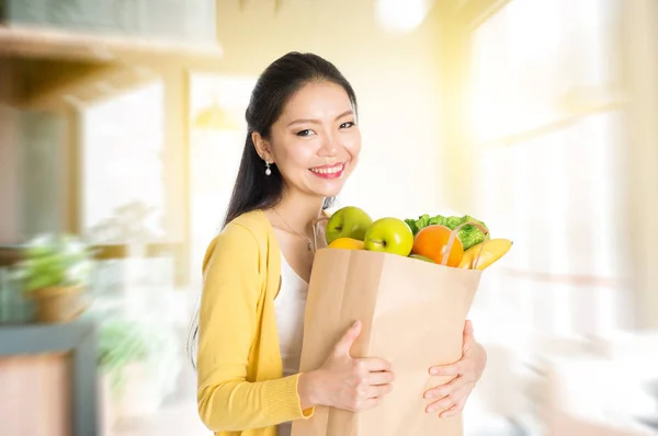 Asiatisk kvinna hålla matvaror väska på marknaden — Stockfoto