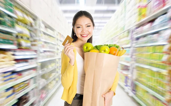 Buying groceries in marketplace — Stock Photo, Image