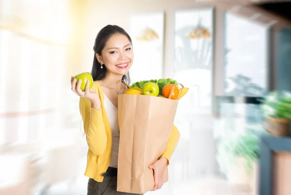 Kvinna med matvaror väska i marknaden — Stockfoto