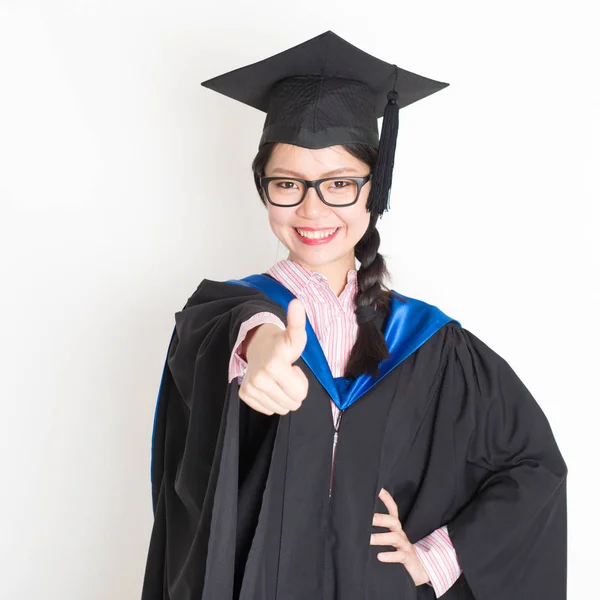 Universitätsstudentin hebt den Daumen und lächelt — Stockfoto