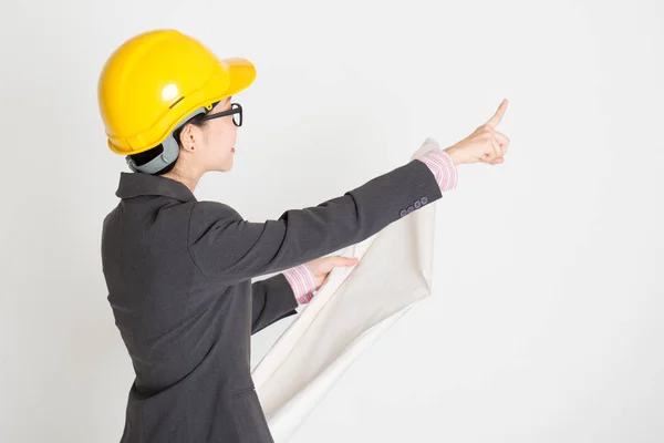 Female engineer pointing away — Stock Photo, Image