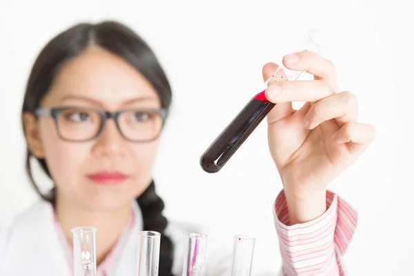 Young female scientist doing experiment — Stock Photo, Image